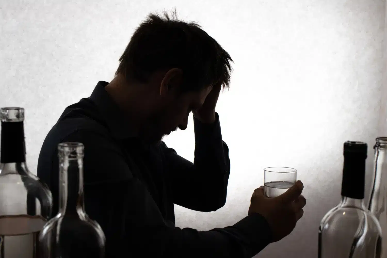 Rostro demacrado común en personas con alcoholismo crónico.