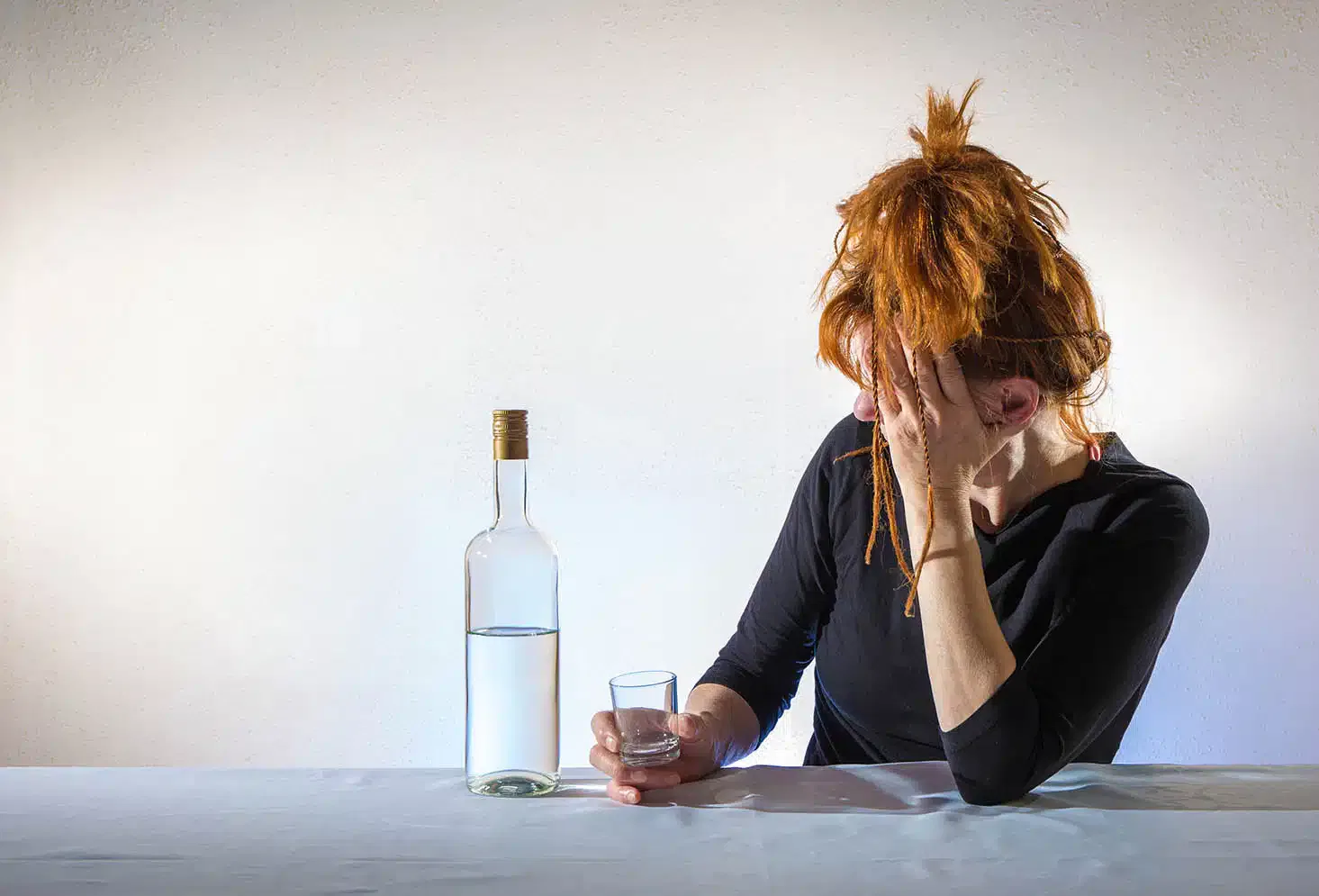 ofreciendo apoyo emocional a un ser querido con alcoholismo en su proceso de recuperación