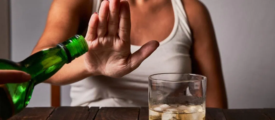 Ilustración de los beneficios de dejar el alcohol en la salud física y mental.