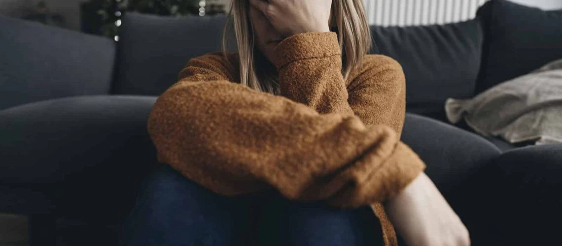 Persona en proceso de recuperación enfrentando craving en la adicción