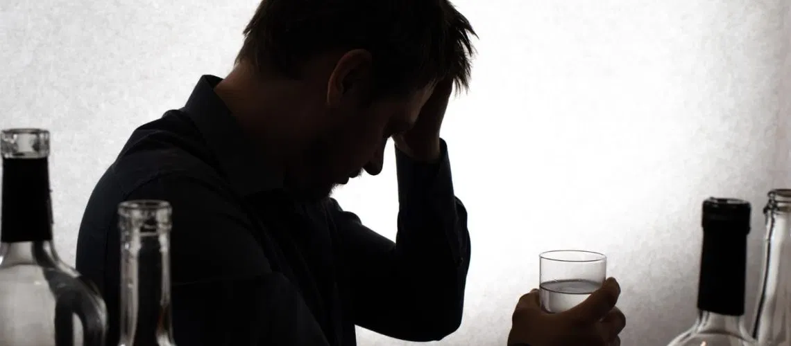 Rostro demacrado común en personas con alcoholismo crónico.