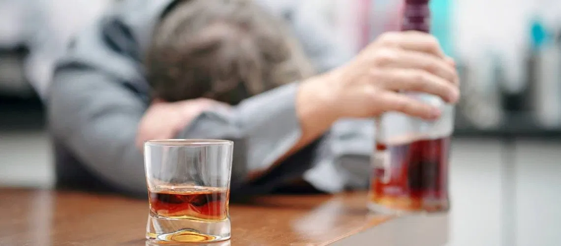 Hombre con temblores severos por delirium tremens.